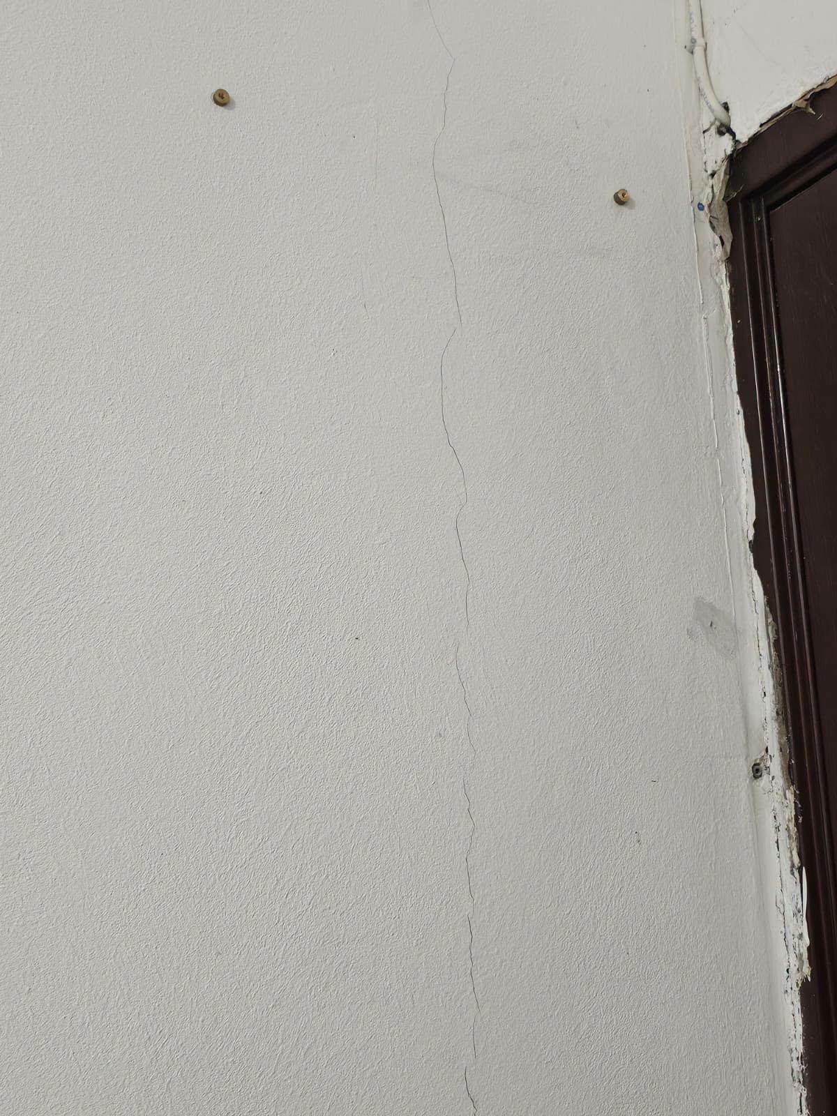 Fisura aceasta a fost măsurată înainte de începerea lucrărilor de punere în siguranță. După terminarea acestora, urmează o nouă măsurătoare
