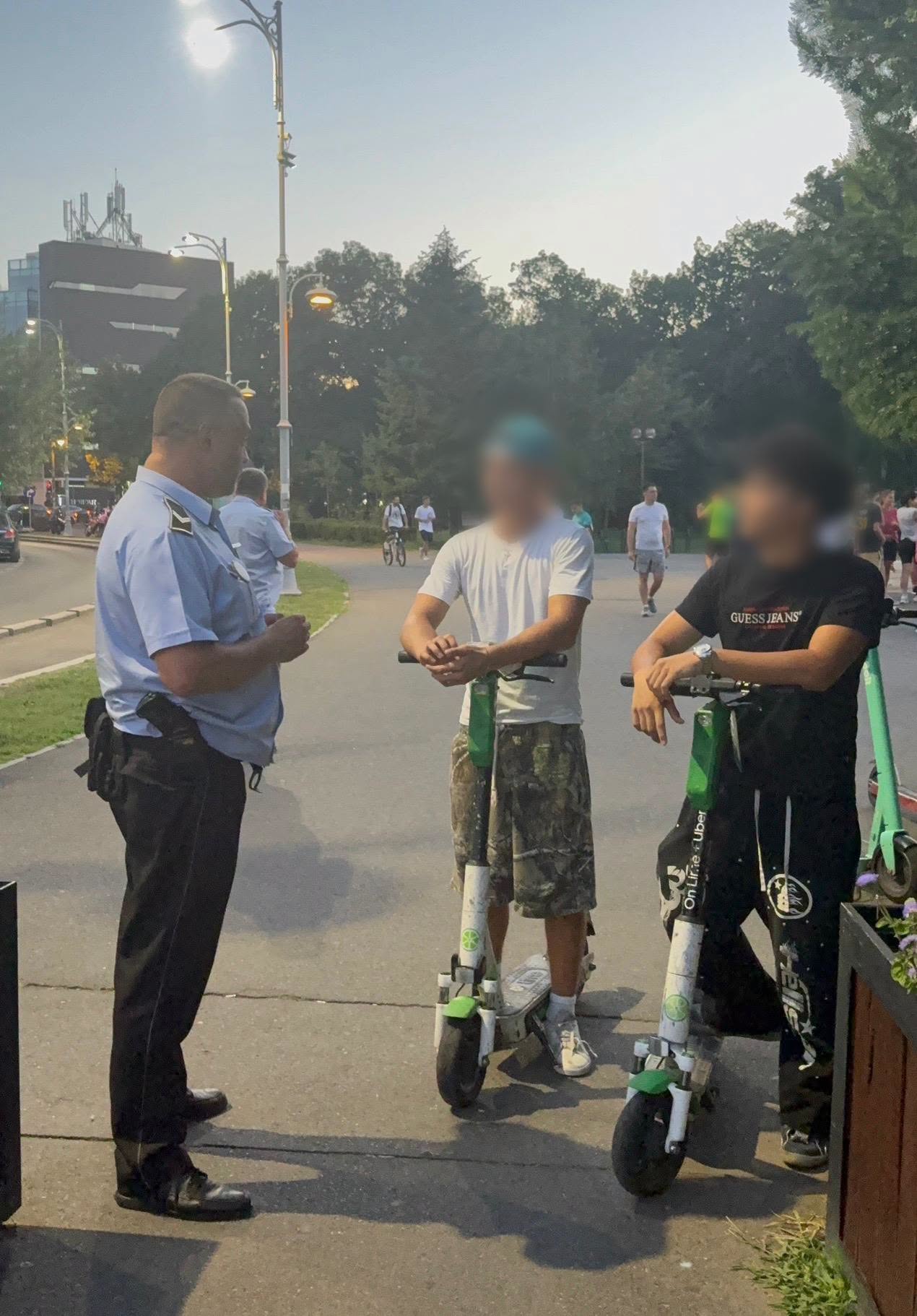 Stăm de vorbă cu oamenii și le explicăm că nu au voie să circule în parc cu niciun fel de vehicul motorizat, inclusiv electric