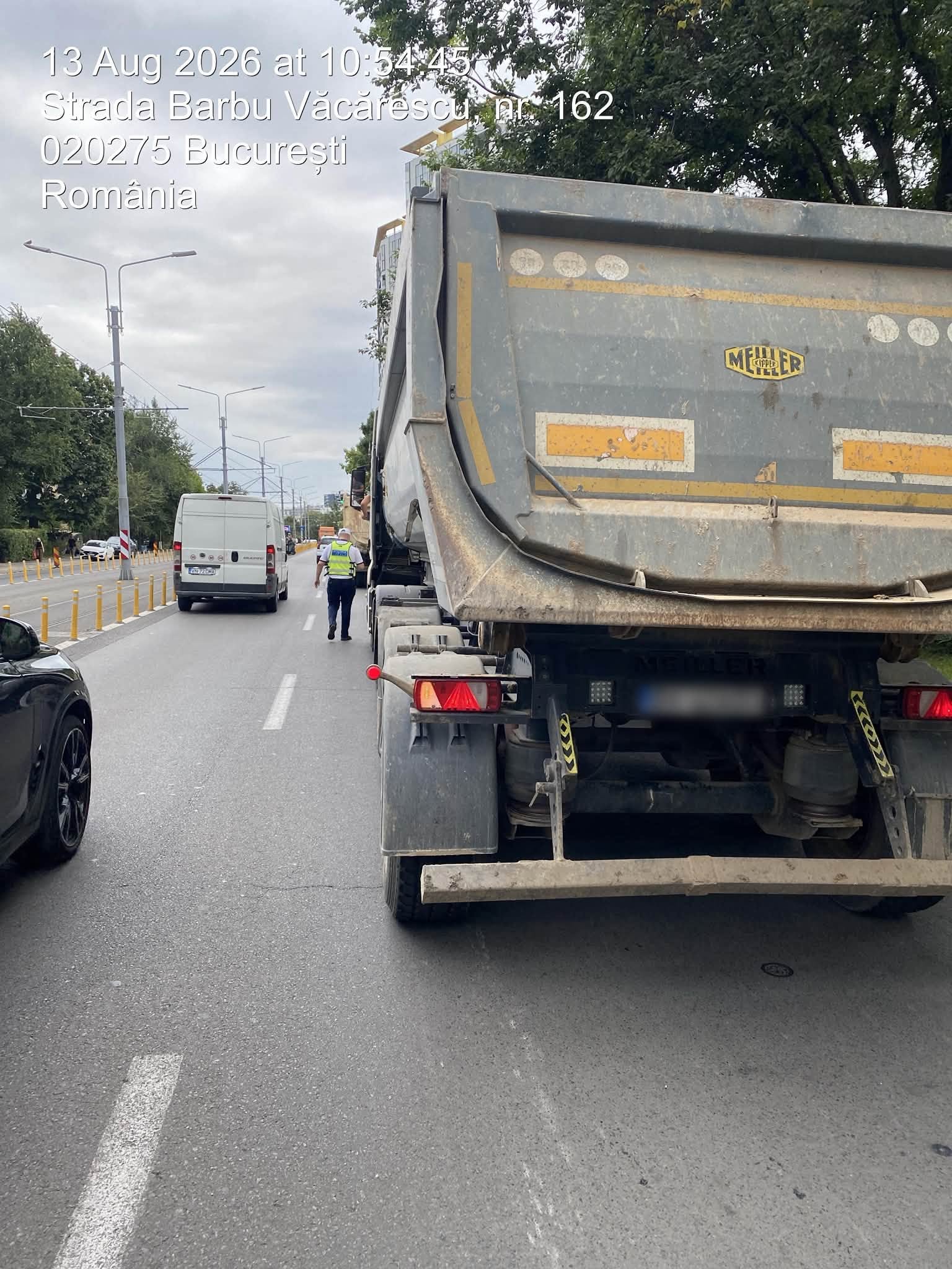 Autovehiculele de peste 5 tone pot circula fără restricții orare dacă au autorizație