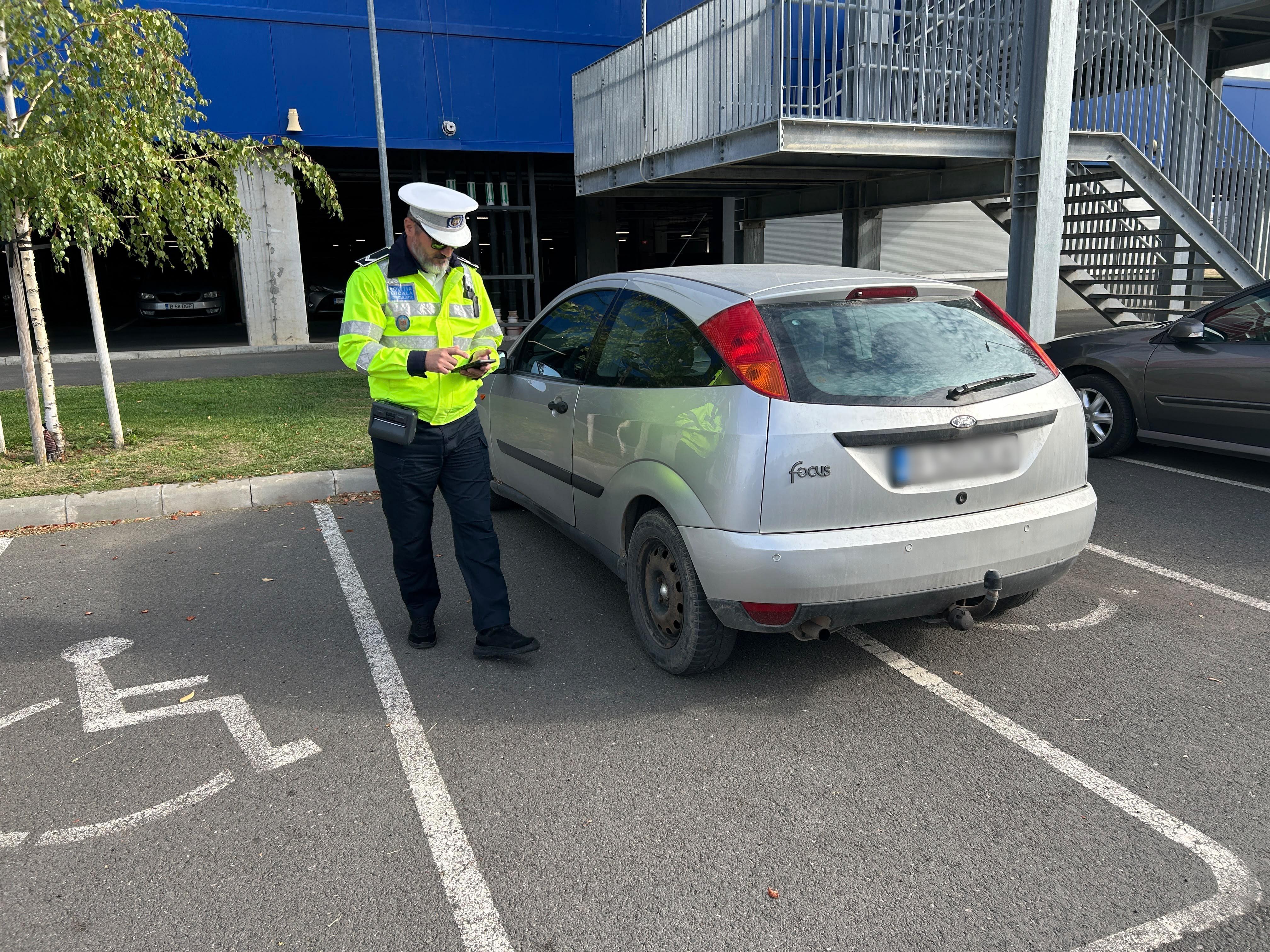 Șoferii care parchează ilegal pe locurile destinate persoanelor cu dizabilități sunt sancționați de polițiștii locali
