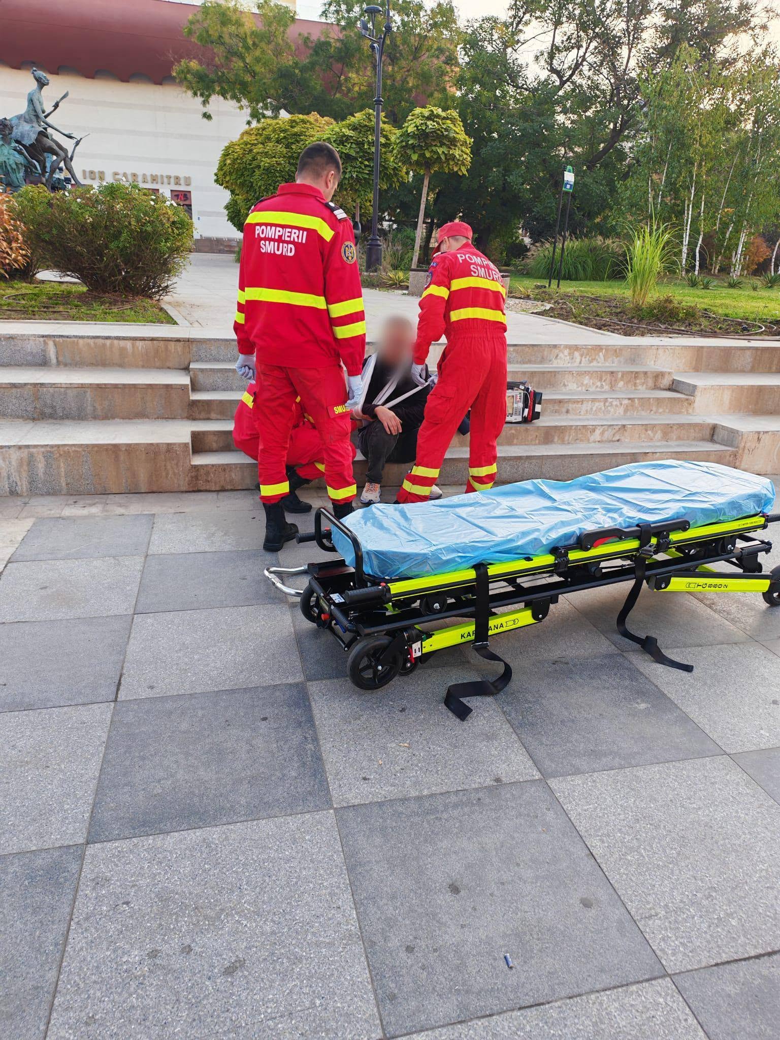 La fața locului a ajuns un echipaj SMURD, care i-a acordat primele îngrijiri medicale